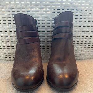 Arturo Chiang Brown Leather Ankle Booties